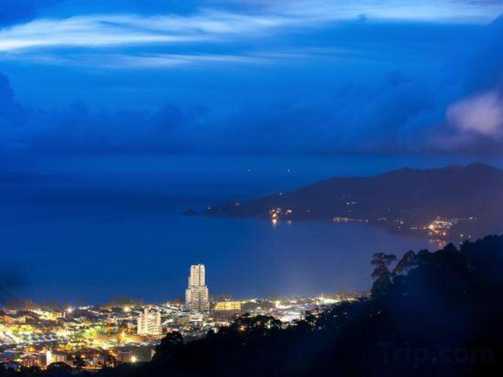 Azure Phuket Hotel Patong Buitenkant foto
