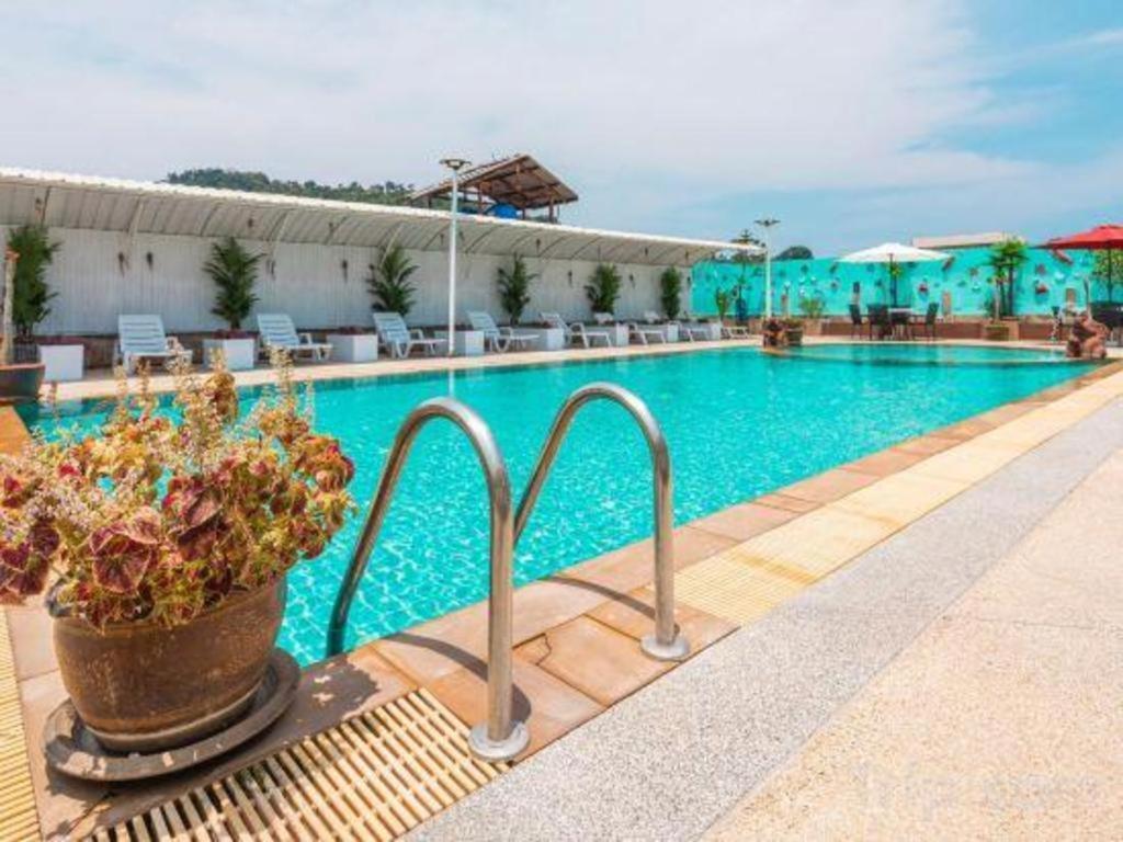 Azure Phuket Hotel Patong Buitenkant foto